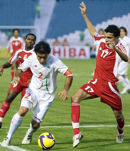 Iran's Mehdi Mahdavikia (C) fights for the ball with Walid Al Balooshi (R) and Nawaf Mubarak of the United Arab Emirates during their 2010 FIFA World Cup qualifying soccer match at Tehran's Azadi stadium June 10, 2009.